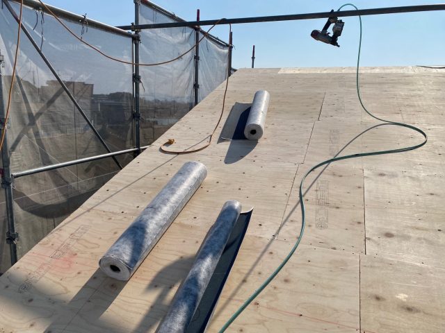 明石市で葺き替えにともなう屋根下地コンパネ補強